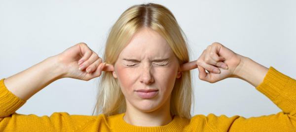 почему звенит в ушах, причины звона в ушах, шум в ушах